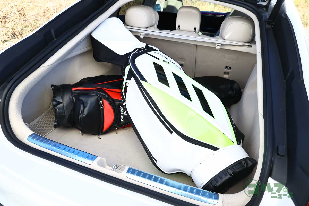 フルサイズのキャディーバッグを2本積み込んだ状態。開口部が広いので荷物を出し入れしやすい