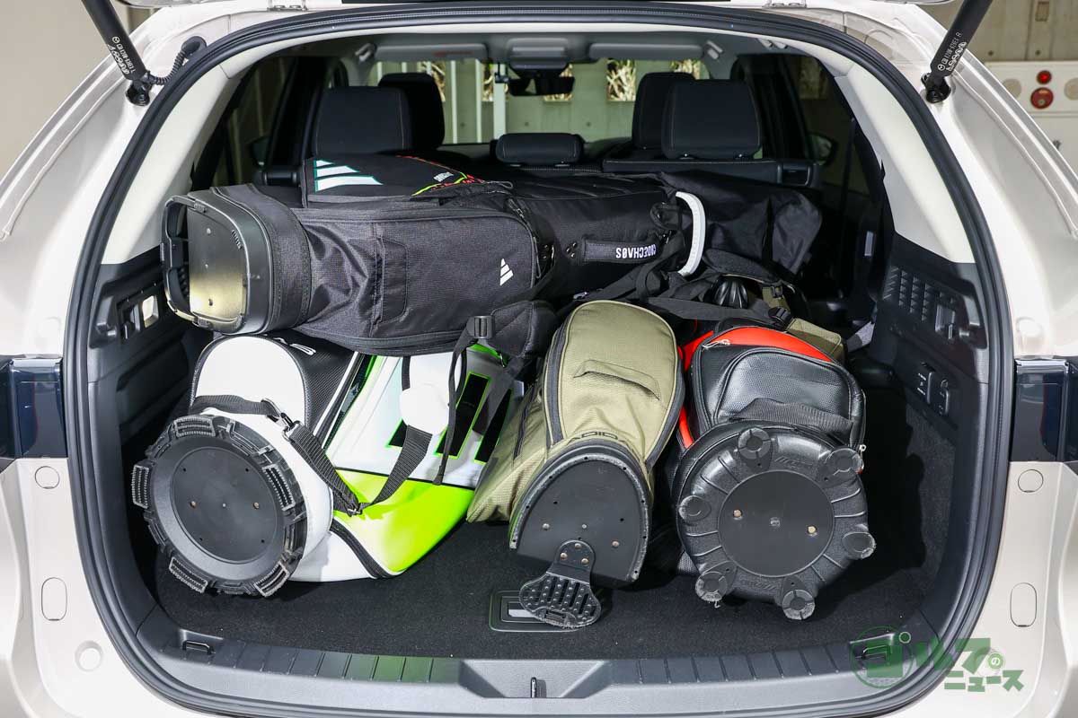 4人分のキャディーバッグを積み込んだ状態。その気になればまだまだ入りそう