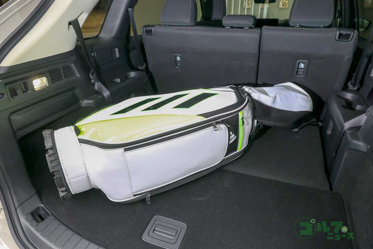 キャディーバッグ1本の場合は写真のように3列目シートを折りたたんで斜め積み