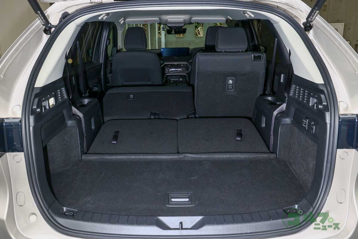 2列目シートも分割して前倒しできる。フロアはフラットに近く長尺物を積むのに便利