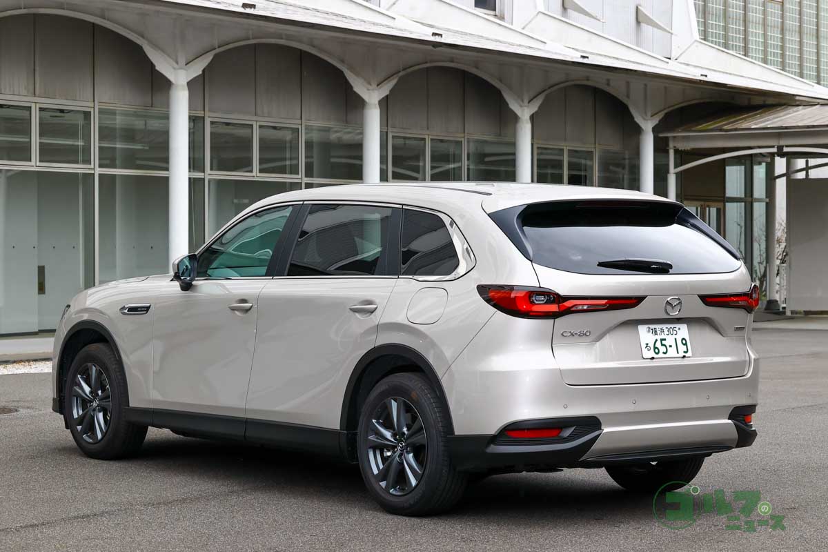 スポーティーなテイストのマツダ車に共通するファミリーフェイスながら、堂々とした佇まいはCX-80ならではの個性