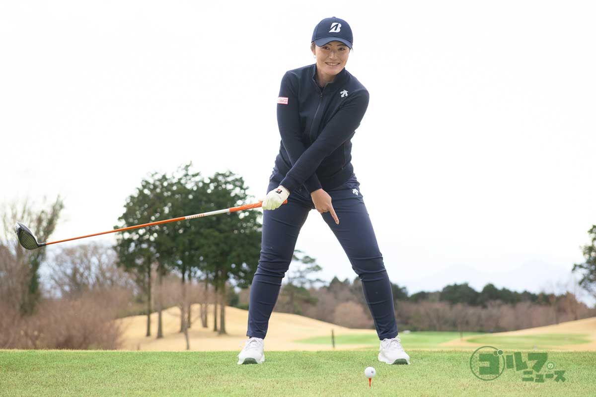 バックスイングでは左ヒザをアドレスの位置から動かさない　写真:有原裕晶