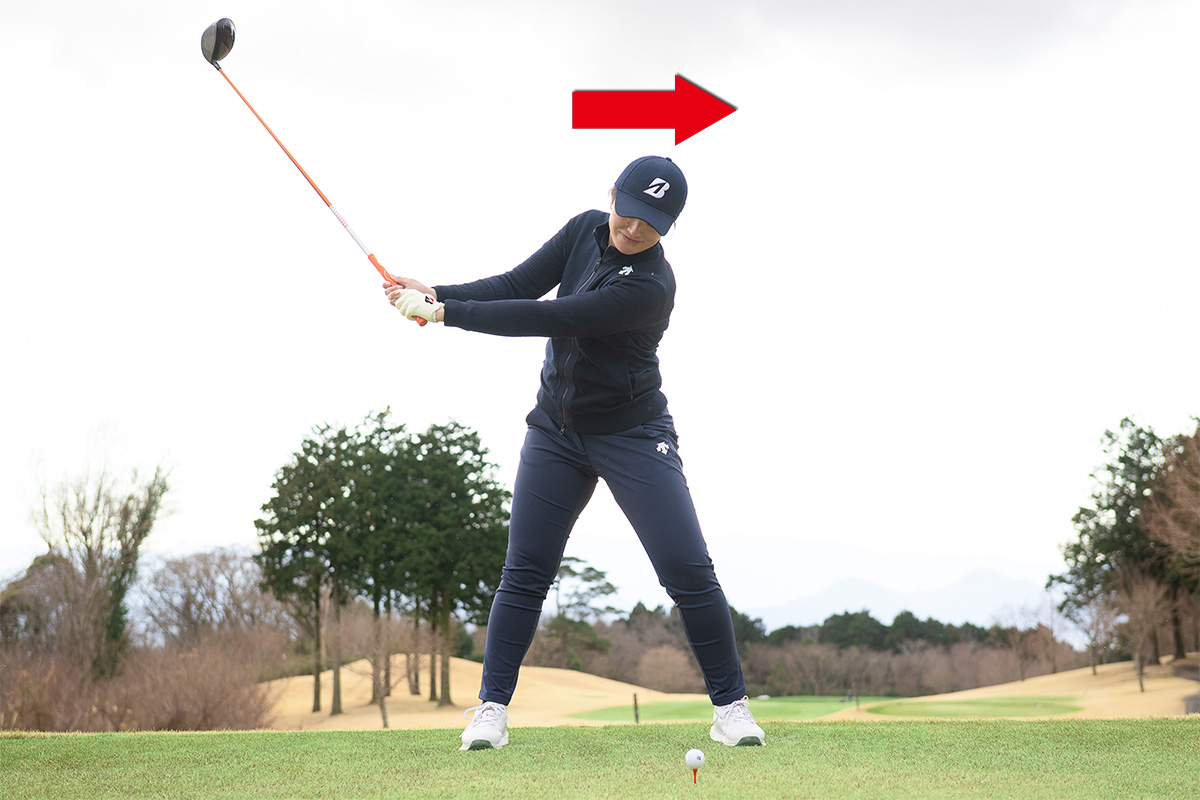 スイング軸を体の中心に設定すると、バックスイングで上体が左へ傾きやすいので要注意　写真:有原裕晶