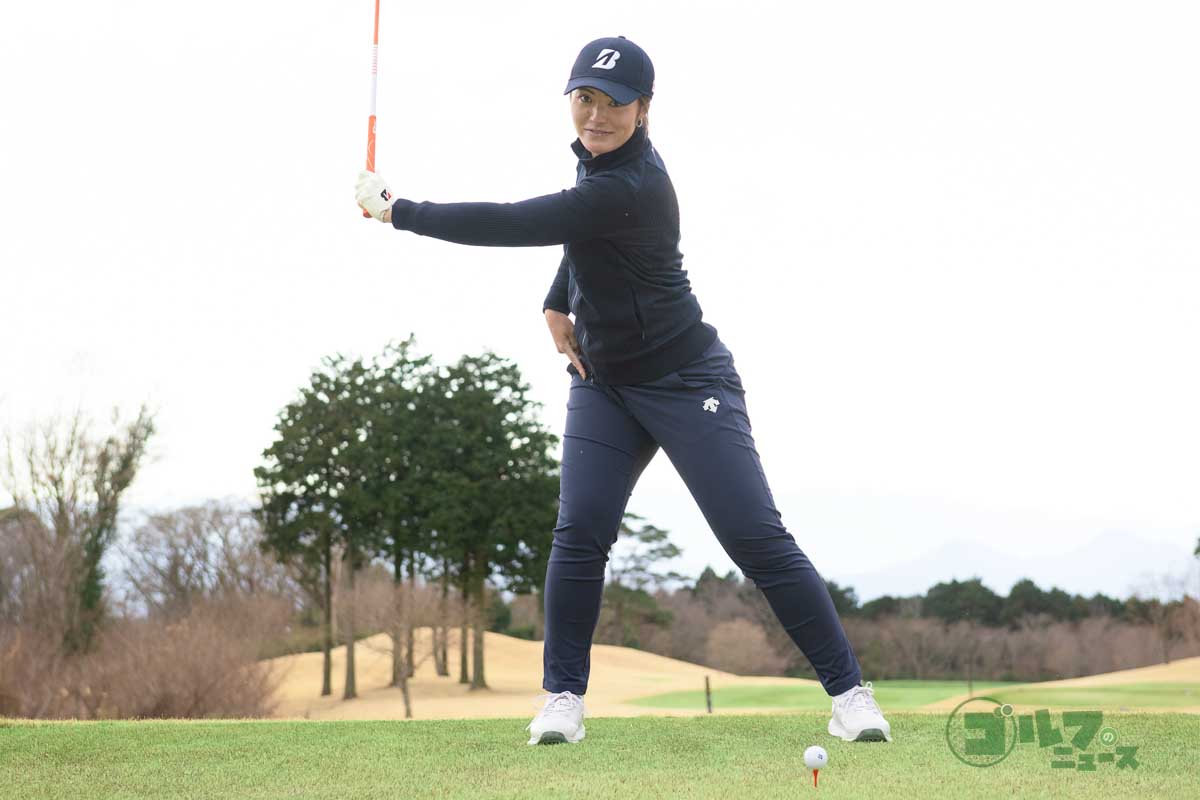 バックスイングでは右足股関節の上に、上体をしっかりと乗せる　写真:有原裕晶