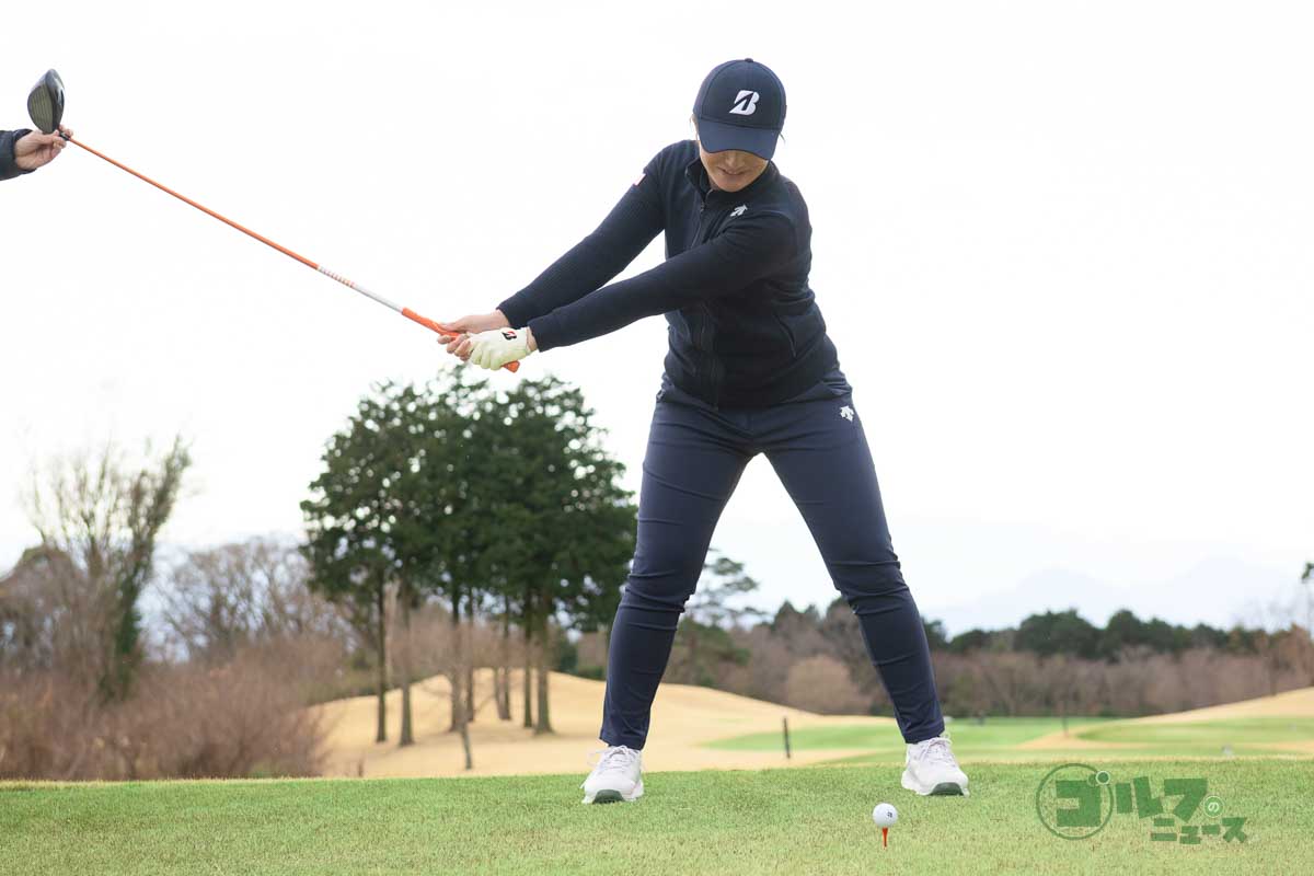 バックスイングでは両手と体の引っ張り合いを大きくすることが、大きなスイングアークにつながる　写真:有原裕晶