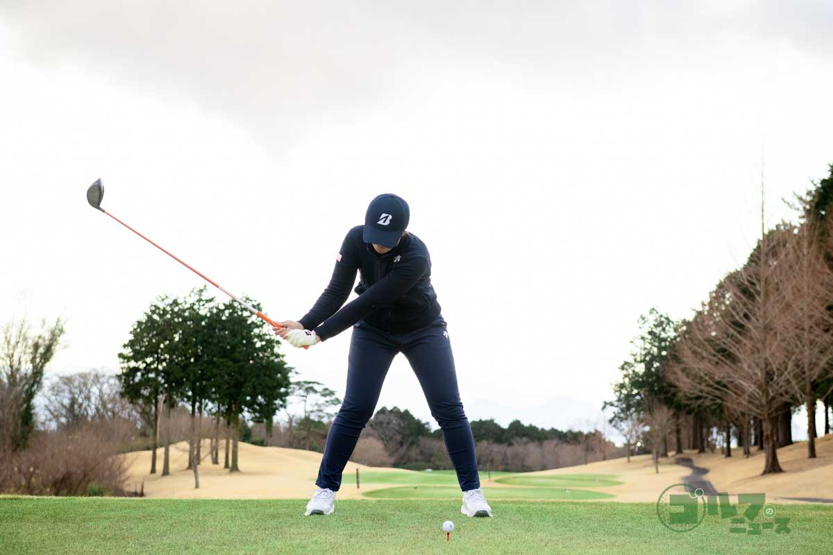 両手と胸の距離を変えずにクラブを下ろしてくる。体が回転していれば、ボールの手前をダフることなく、インパクトを迎えることができる　写真:有原裕晶