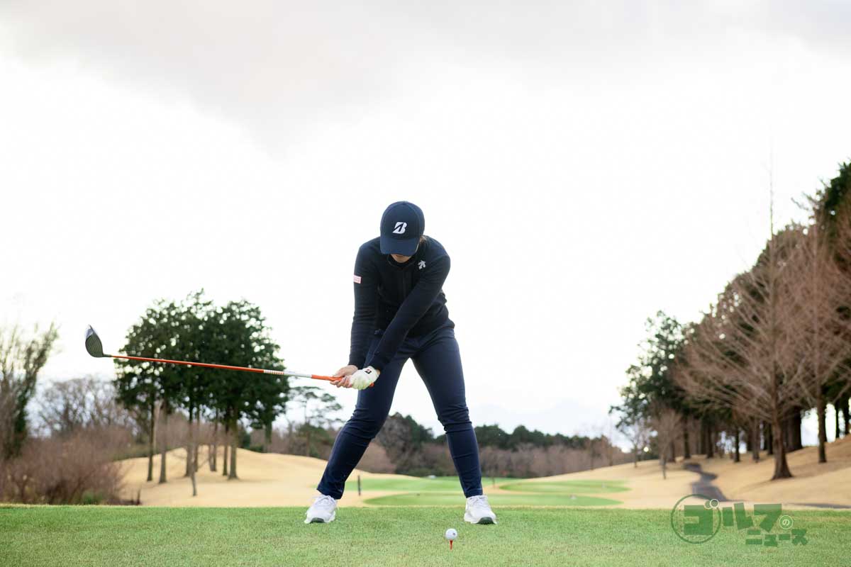 両手と胸の距離を変えずにクラブを下ろしてくる。体が回転していれば、ボールの手前をダフることなく、インパクトを迎えることができる　写真:有原裕晶