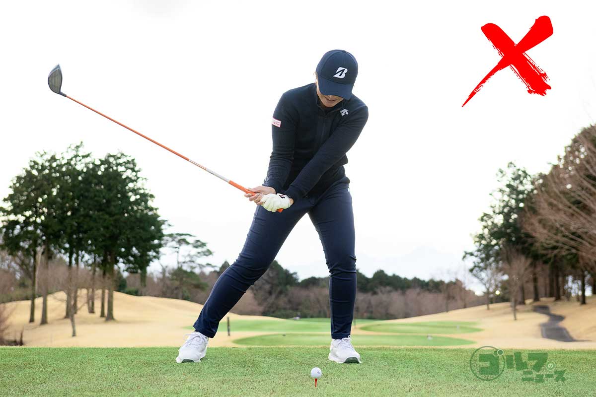 ダウンスイングで体が左サイドに流れてもミスにつながるので要注意　写真:有原裕晶