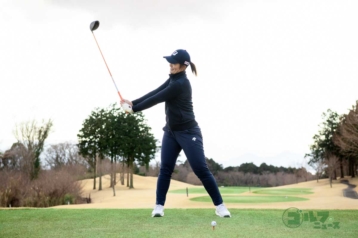 両腕を伸ばし、手首の角度をキープしたまま体を左右に回し、徐々にヘッドの位置を低くしていく　写真:有原裕晶