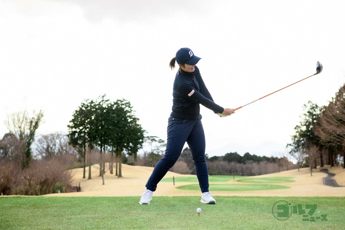 両腕を伸ばし、手首の角度をキープしたまま体を左右に回し、徐々にヘッドの位置を低くしていく　写真:有原裕晶