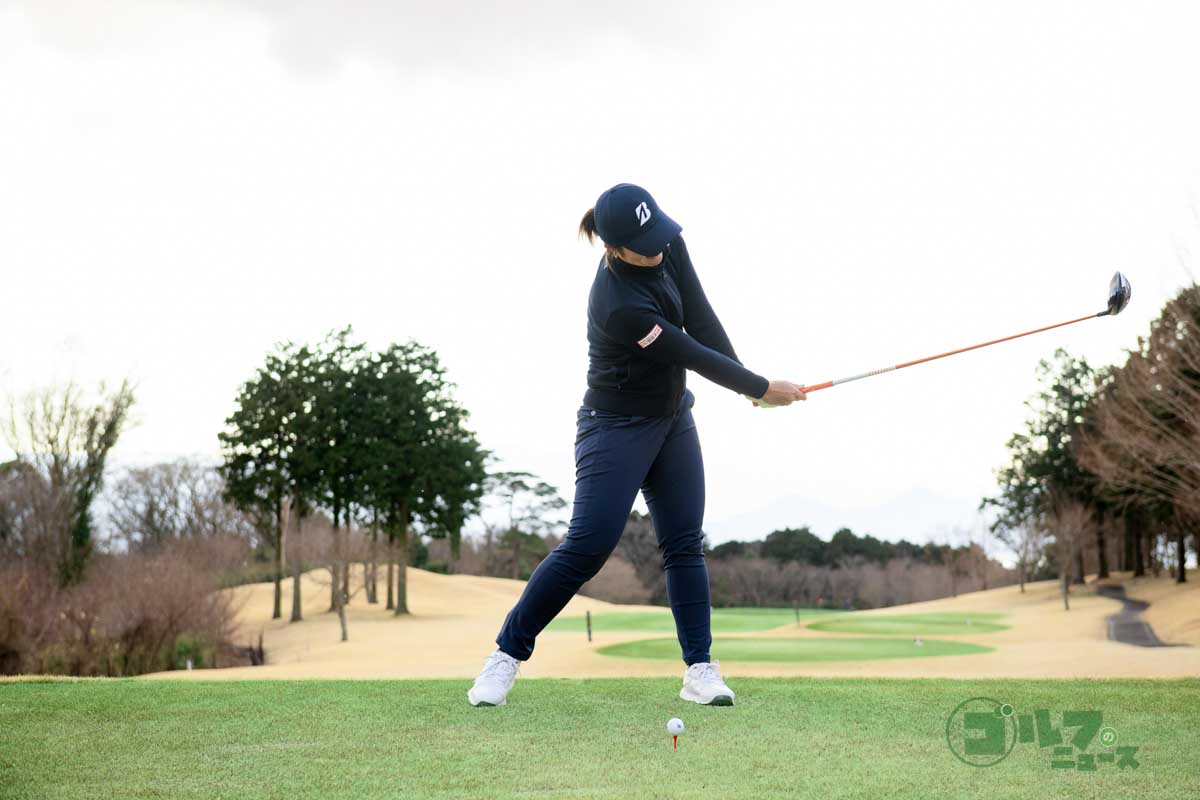 両腕を伸ばし、手首の角度をキープしたまま体を左右に回し、徐々にヘッドの位置を低くしていく　写真:有原裕晶