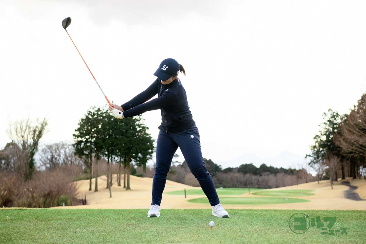 両腕を伸ばし、手首の角度をキープしたまま体を左右に回し、徐々にヘッドの位置を低くしていく　写真:有原裕晶