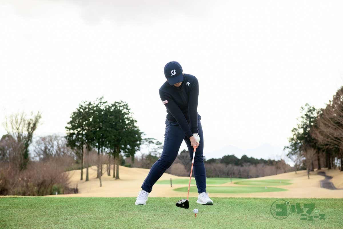 最終的にヘッドがボールの高さまで下り、体の正面にきたときがインパクトの形になる　写真:有原裕晶