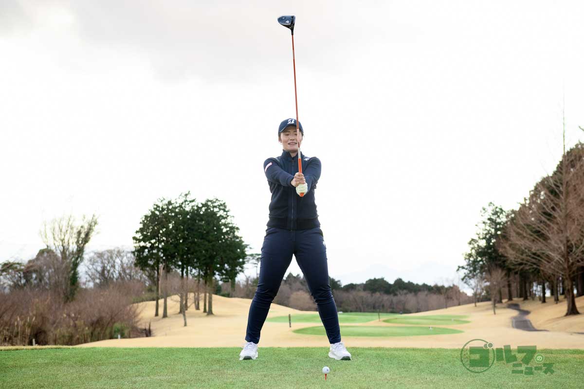 アドレスの形から上体を起こし、クラブを体の正面で持つ　写真:有原裕晶