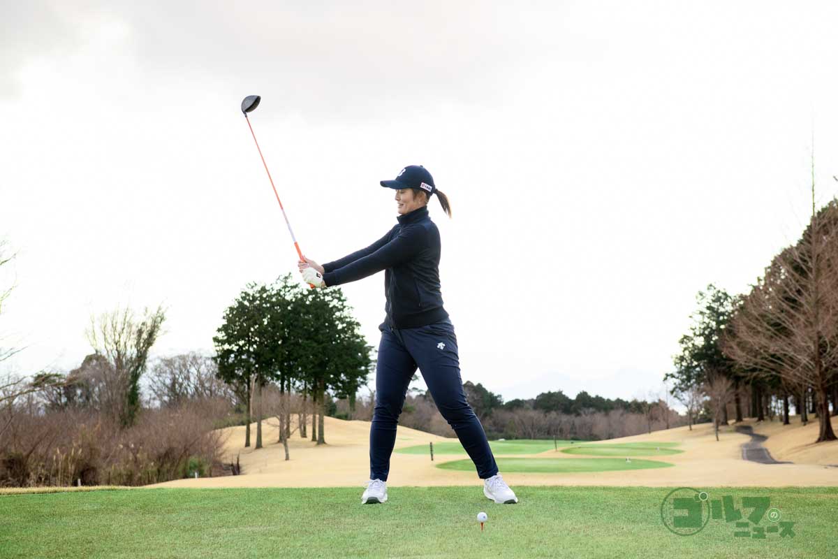 両腕を伸ばし、手首の角度をキープしたまま体を左右に回し、徐々にヘッドの位置を低くしていく　写真:有原裕晶