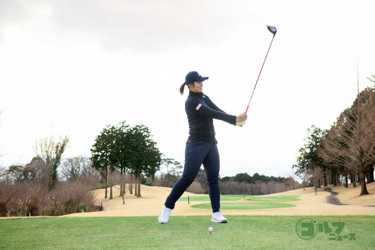 両腕を伸ばし、手首の角度をキープしたまま体を左右に回し、徐々にヘッドの位置を低くしていく　写真:有原裕晶