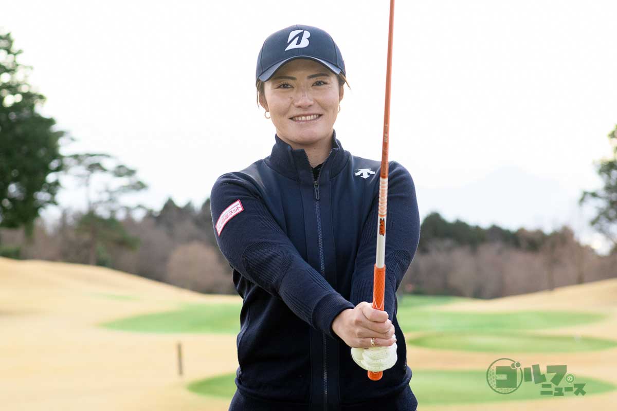 ドリルでは両腕を伸ばし、手首の角度を変えずに行うのがポイント　写真:有原裕晶