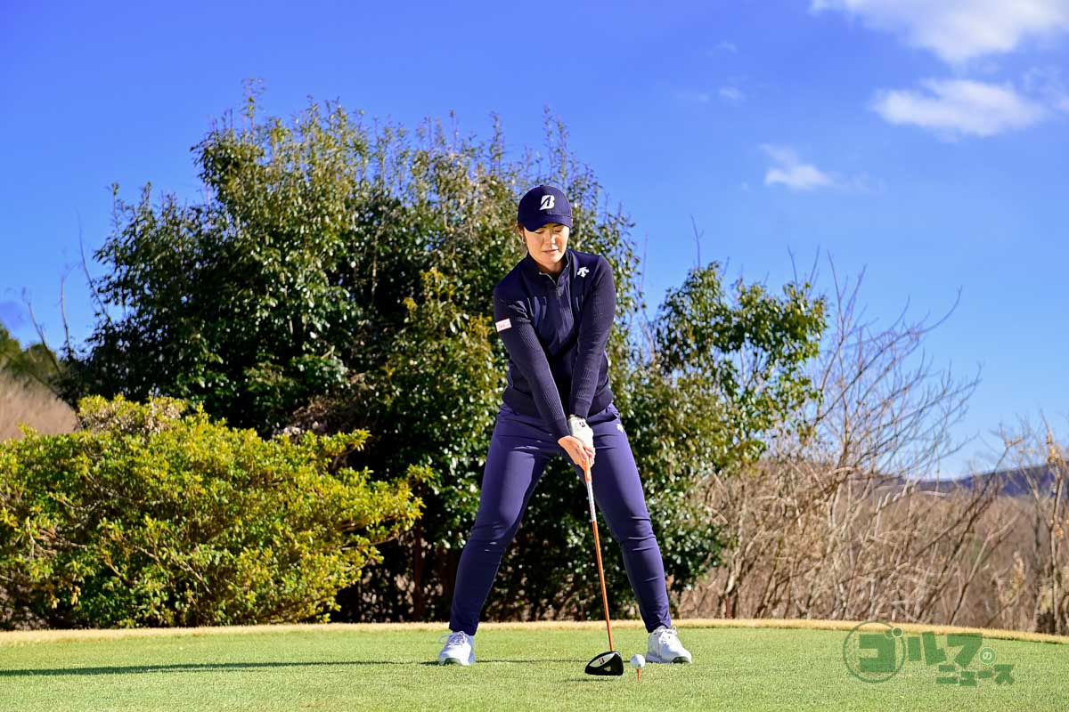 体重移動とスイングアークが大きいスイング。バックスイングでは手首のコックを使わず、体の回転でクラブを上げている。体の軸自体は大きく動いていないが、右足に体重をしっかり乗せている。ダウンスイングからフォローにかけて、クラブヘッドが大きな弧を描いている新しいスイング　写真:有原裕晶