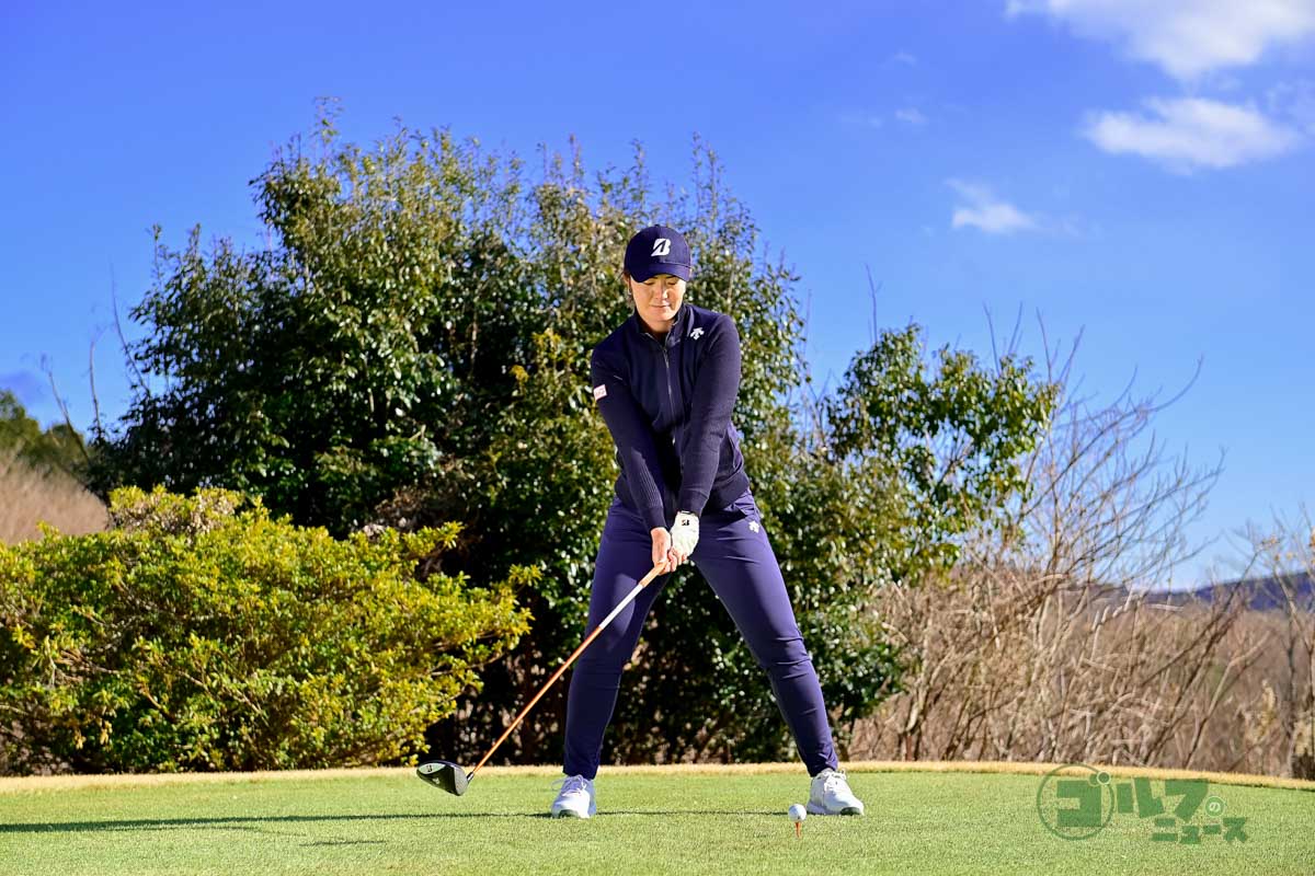 体重移動とスイングアークが大きいスイング。バックスイングでは手首のコックを使わず、体の回転でクラブを上げている。体の軸自体は大きく動いていないが、右足に体重をしっかり乗せている。ダウンスイングからフォローにかけて、クラブヘッドが大きな弧を描いている新しいスイング　写真:有原裕晶