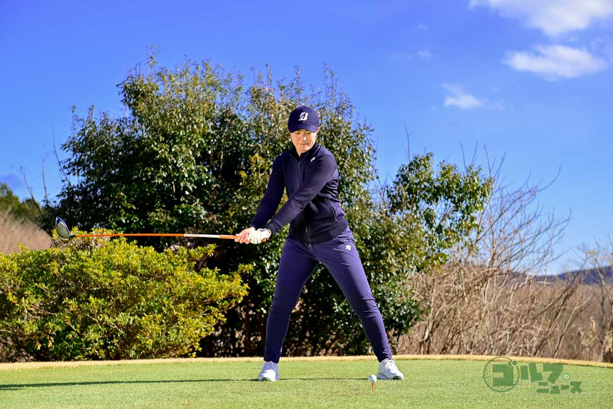 体重移動とスイングアークが大きいスイング。バックスイングでは手首のコックを使わず、体の回転でクラブを上げている。体の軸自体は大きく動いていないが、右足に体重をしっかり乗せている。ダウンスイングからフォローにかけて、クラブヘッドが大きな弧を描いている新しいスイング　写真:有原裕晶