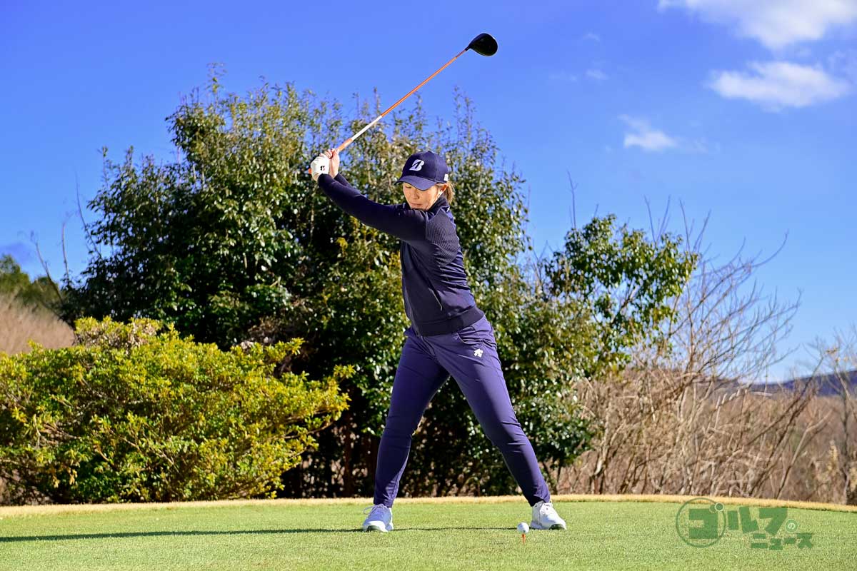 体重移動とスイングアークが大きいスイング。バックスイングでは手首のコックを使わず、体の回転でクラブを上げている。体の軸自体は大きく動いていないが、右足に体重をしっかり乗せている。ダウンスイングからフォローにかけて、クラブヘッドが大きな弧を描いている新しいスイング　写真:有原裕晶