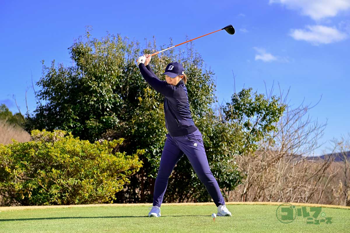 体重移動とスイングアークが大きいスイング。バックスイングでは手首のコックを使わず、体の回転でクラブを上げている。体の軸自体は大きく動いていないが、右足に体重をしっかり乗せている。ダウンスイングからフォローにかけて、クラブヘッドが大きな弧を描いている新しいスイング　写真:有原裕晶