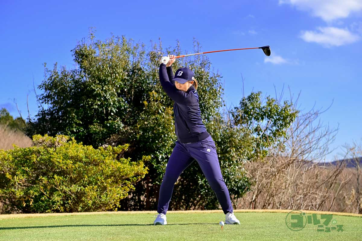 体重移動とスイングアークが大きいスイング。バックスイングでは手首のコックを使わず、体の回転でクラブを上げている。体の軸自体は大きく動いていないが、右足に体重をしっかり乗せている。ダウンスイングからフォローにかけて、クラブヘッドが大きな弧を描いている新しいスイング　写真:有原裕晶