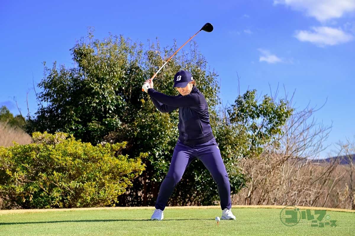 体重移動とスイングアークが大きいスイング。バックスイングでは手首のコックを使わず、体の回転でクラブを上げている。体の軸自体は大きく動いていないが、右足に体重をしっかり乗せている。ダウンスイングからフォローにかけて、クラブヘッドが大きな弧を描いている新しいスイング　写真:有原裕晶