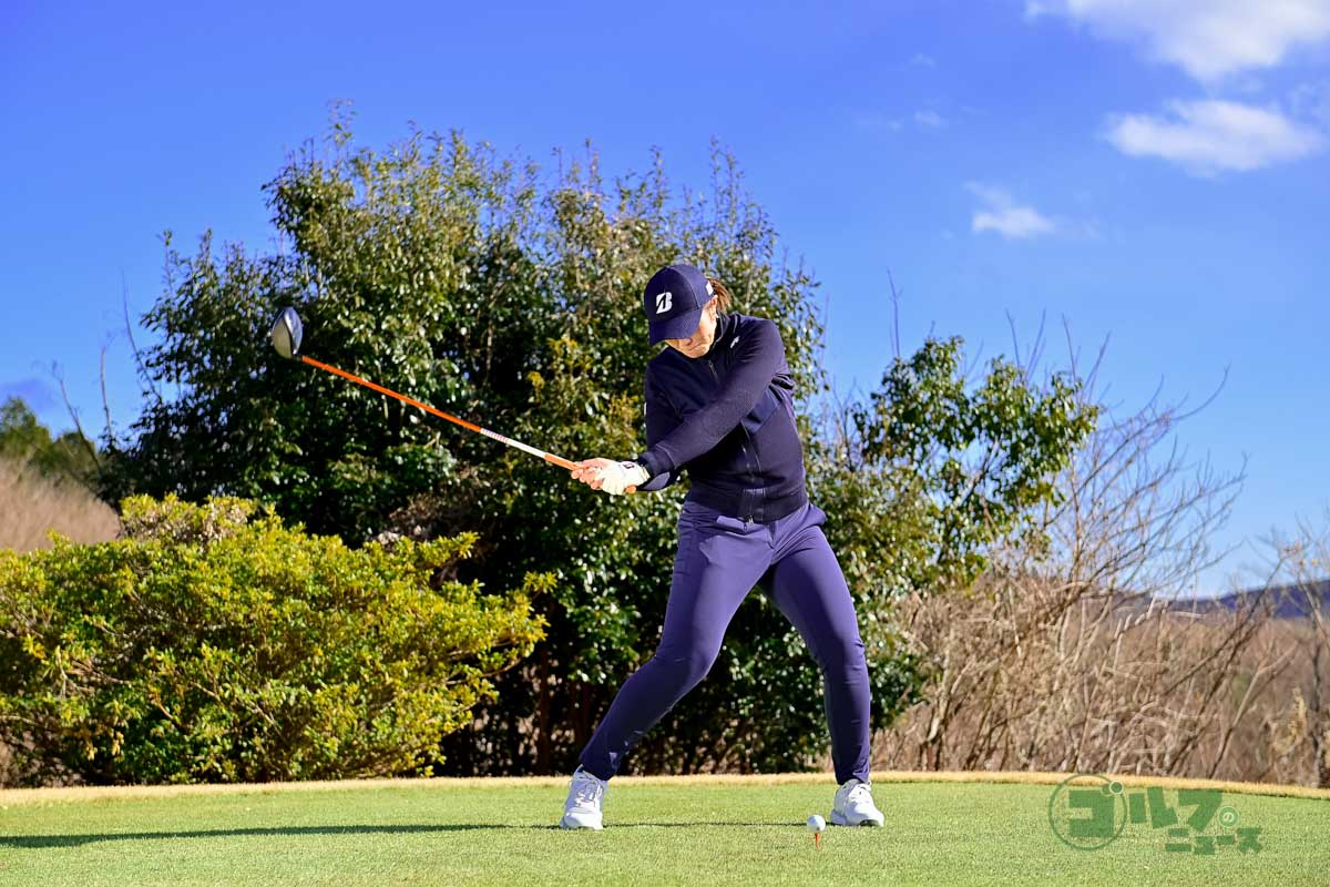 体重移動とスイングアークが大きいスイング。バックスイングでは手首のコックを使わず、体の回転でクラブを上げている。体の軸自体は大きく動いていないが、右足に体重をしっかり乗せている。ダウンスイングからフォローにかけて、クラブヘッドが大きな弧を描いている新しいスイング　写真:有原裕晶