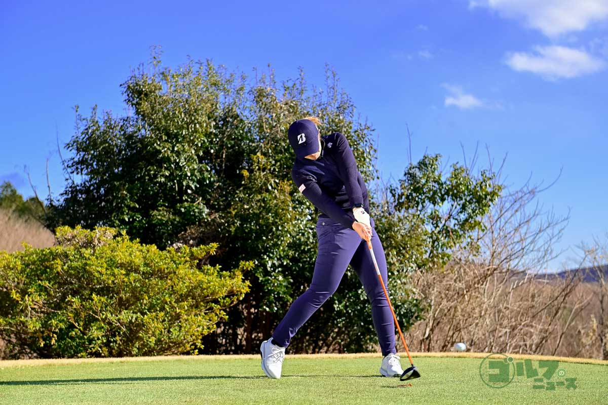 体重移動とスイングアークが大きいスイング。バックスイングでは手首のコックを使わず、体の回転でクラブを上げている。体の軸自体は大きく動いていないが、右足に体重をしっかり乗せている。ダウンスイングからフォローにかけて、クラブヘッドが大きな弧を描いている新しいスイング　写真:有原裕晶