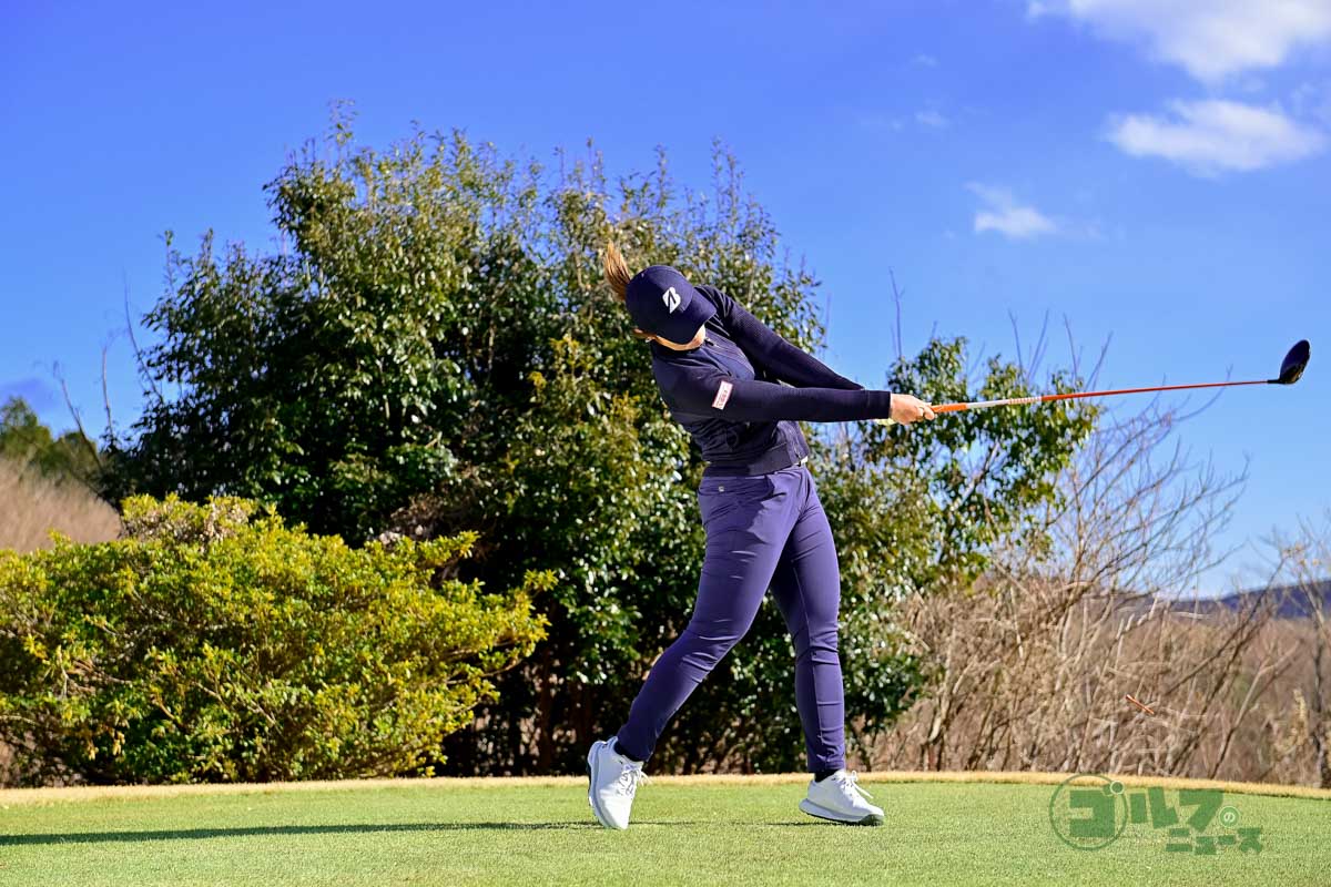 体重移動とスイングアークが大きいスイング。バックスイングでは手首のコックを使わず、体の回転でクラブを上げている。体の軸自体は大きく動いていないが、右足に体重をしっかり乗せている。ダウンスイングからフォローにかけて、クラブヘッドが大きな弧を描いている新しいスイング　写真:有原裕晶