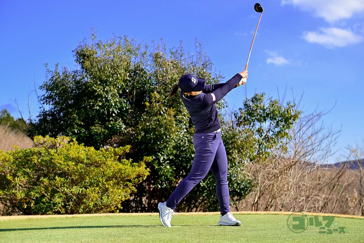 体重移動とスイングアークが大きいスイング。バックスイングでは手首のコックを使わず、体の回転でクラブを上げている。体の軸自体は大きく動いていないが、右足に体重をしっかり乗せている。ダウンスイングからフォローにかけて、クラブヘッドが大きな弧を描いている新しいスイング　写真:有原裕晶