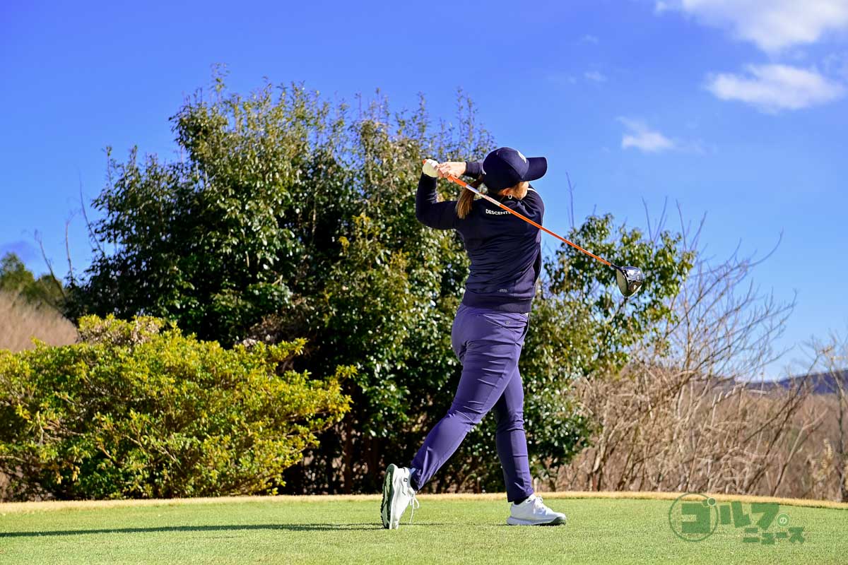 体重移動とスイングアークが大きいスイング。バックスイングでは手首のコックを使わず、体の回転でクラブを上げている。体の軸自体は大きく動いていないが、右足に体重をしっかり乗せている。ダウンスイングからフォローにかけて、クラブヘッドが大きな弧を描いている新しいスイング　写真:有原裕晶