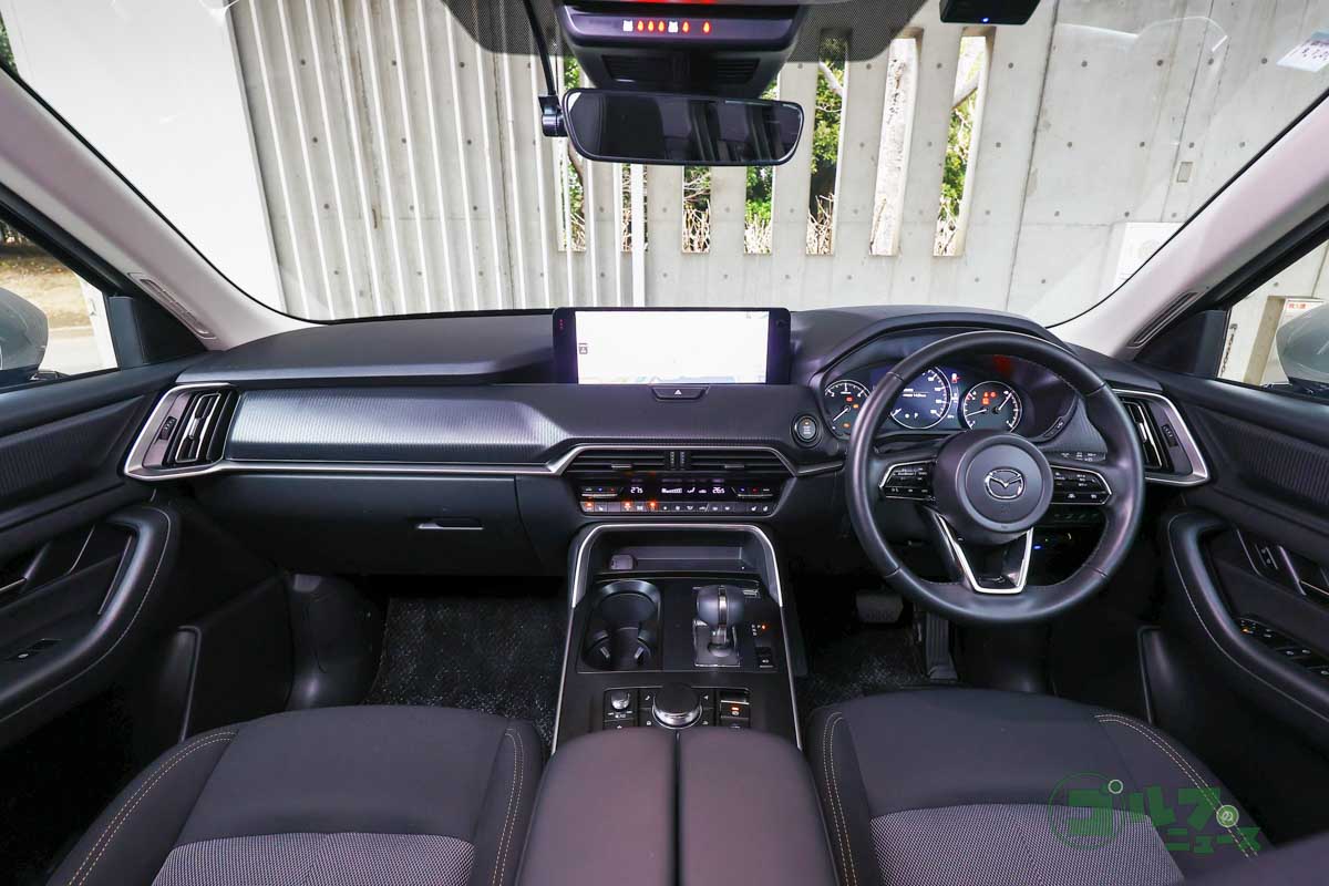 落ち着いた雰囲気のインテリア。レザーやファブリックを巧みに組み合わせて上質感を演出