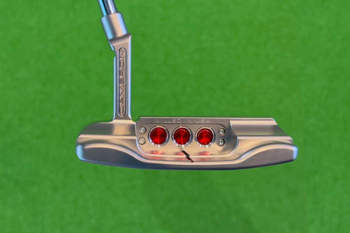 近年のスコッティ・キャメロンのブレードパターにおいて、最も大々的な再設計を施し誕生した新「STUDIO STYLE」（写真は「ニューポート プラス」）