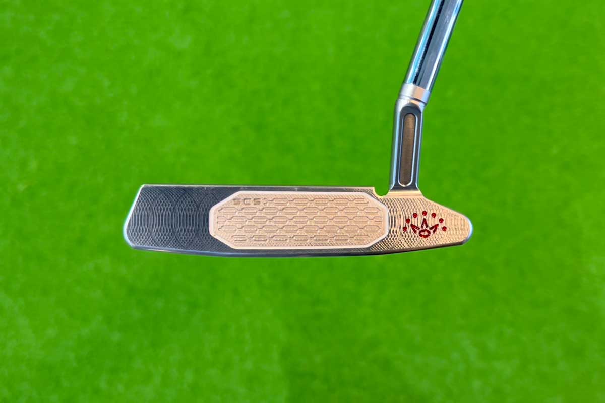 フェースには耐久性を高め腐食を防ぐためのニッケルメッキは、ソフトなフィーリングの維持にも貢献（写真は「ニューポート2.5 プラス」）