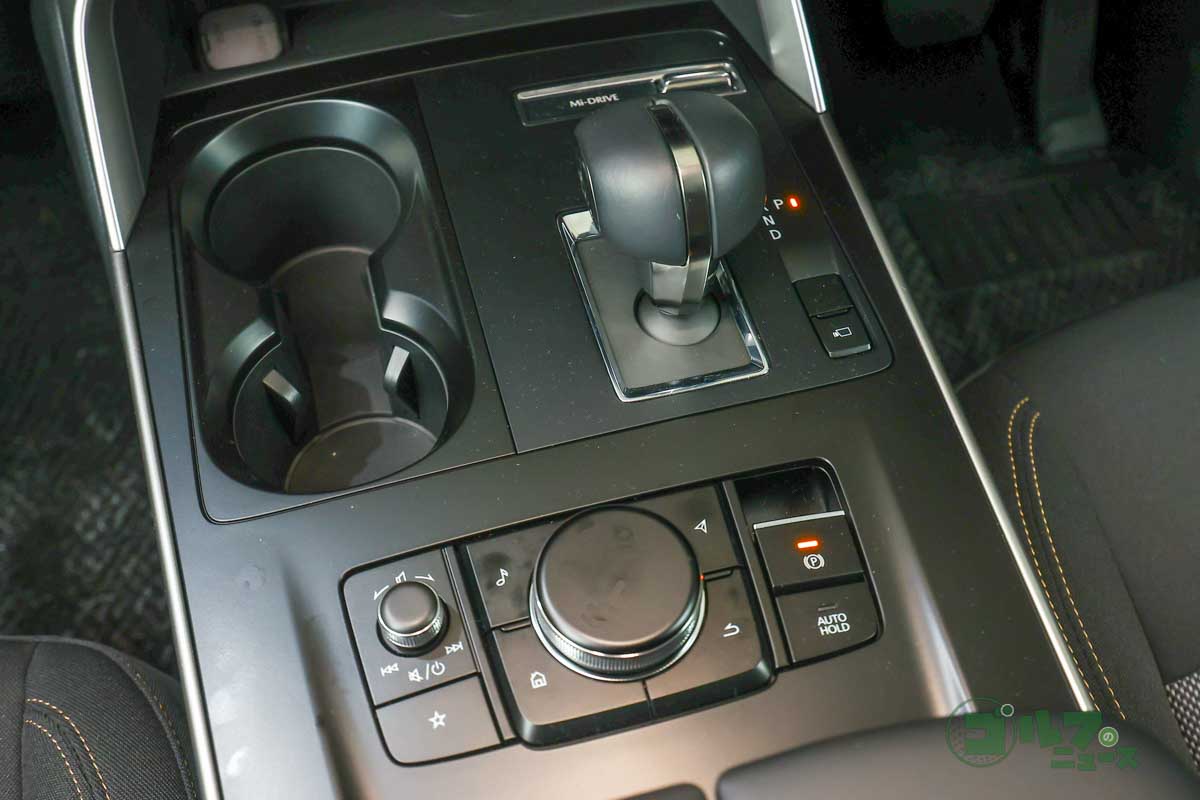 トルコンレス8速ATを搭載して多段化による滑らかで応答のよい変速フィールを実現している