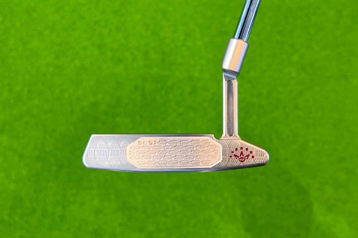 ヒール部フェースに刻印された「王冠マーク」はスコッティ・キャメロンのファンには垂涎もの（写真は「ニューポート2 プラス」）