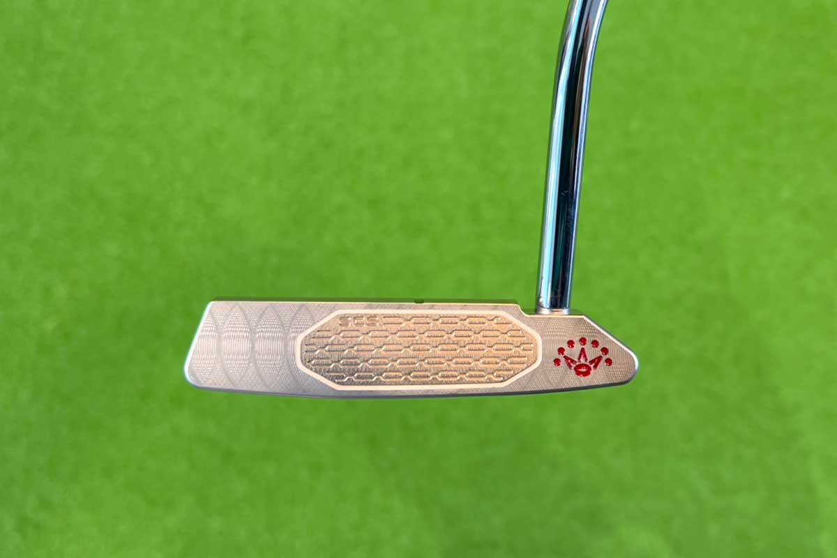 シングルベンドシャフトが装着された「スクエアバック」（写真）の他、クランク形状のアイビームプラミングネックが装着された「スクエアバック２」もラインアップ