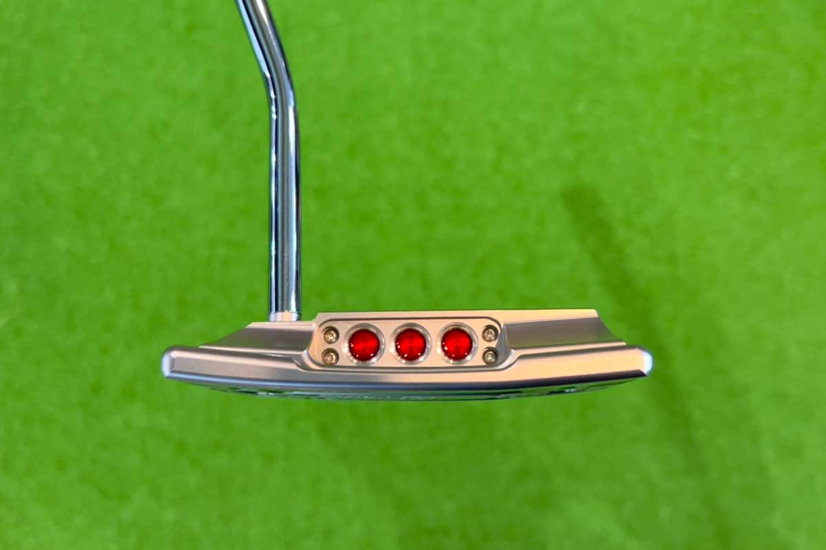 「スクエアバック」はブレード形状ながら周辺重量配分による高MOIも特長