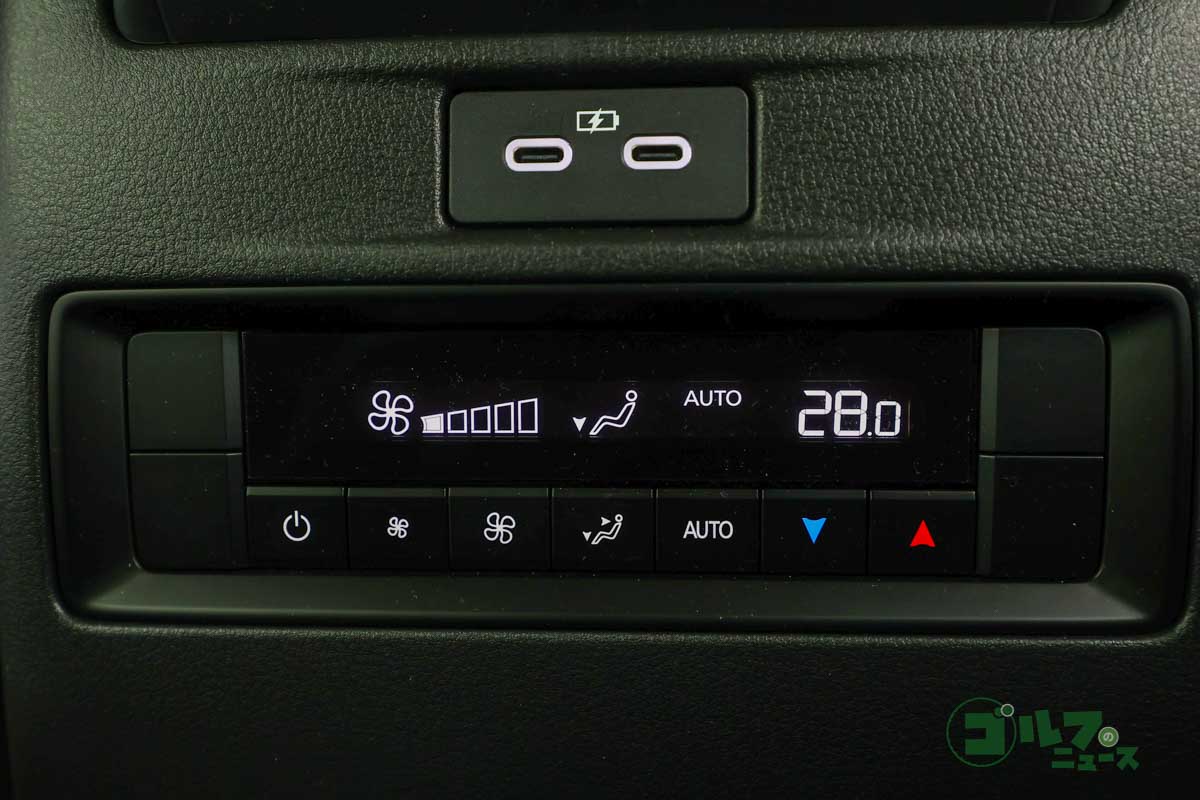 後席からエアコンの設定が変更できる。USBポートを装備するなどホスピタリティーは抜かりなし