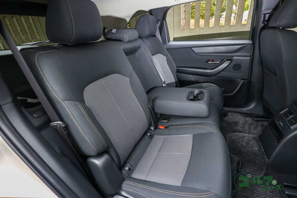 2列目シート。写真はベンチシート仕様。左右独立したキャプテンシート仕様もある