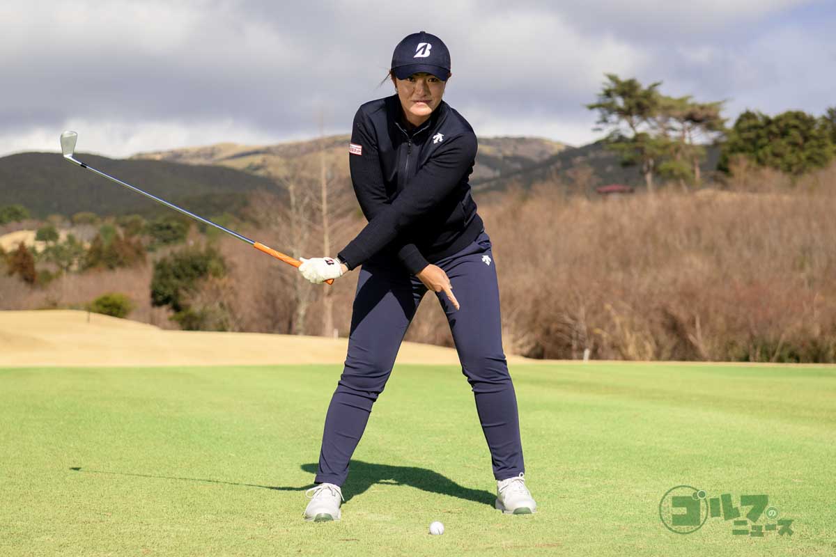 左ヒザを元の位置に戻す動きから、ダウンスイングを始める　写真:有原裕晶