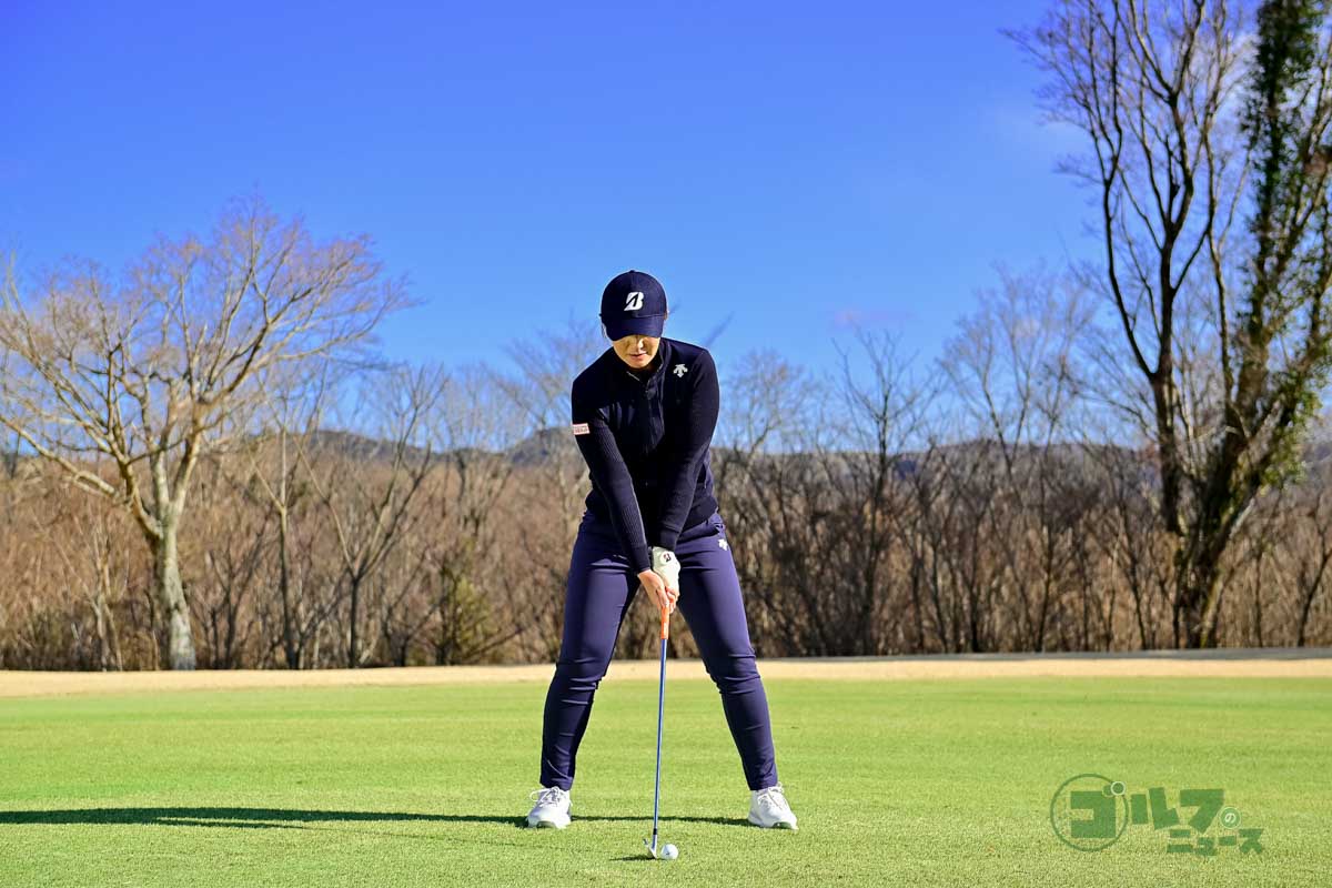 左ヒザを少し前に出すことからテークバックを始め、下半身主導でクラブを上げていく。スイング中は両手と体の距離を変えないこと。スリークオーターショットのイメージ。両手が時計9時にくるぐらいがトップ。ダウンスイングの切り返しは左ヒザを元の位置に戻すことから始める　写真:有原裕晶