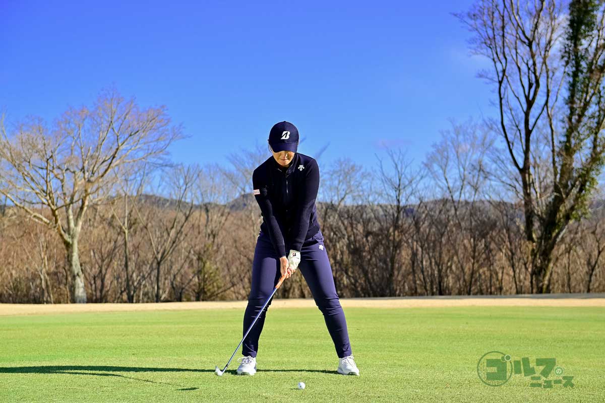 左ヒザを少し前に出すことからテークバックを始め、下半身主導でクラブを上げていく。スイング中は両手と体の距離を変えないこと。スリークオーターショットのイメージ。両手が時計9時にくるぐらいがトップ。ダウンスイングの切り返しは左ヒザを元の位置に戻すことから始める　写真:有原裕晶