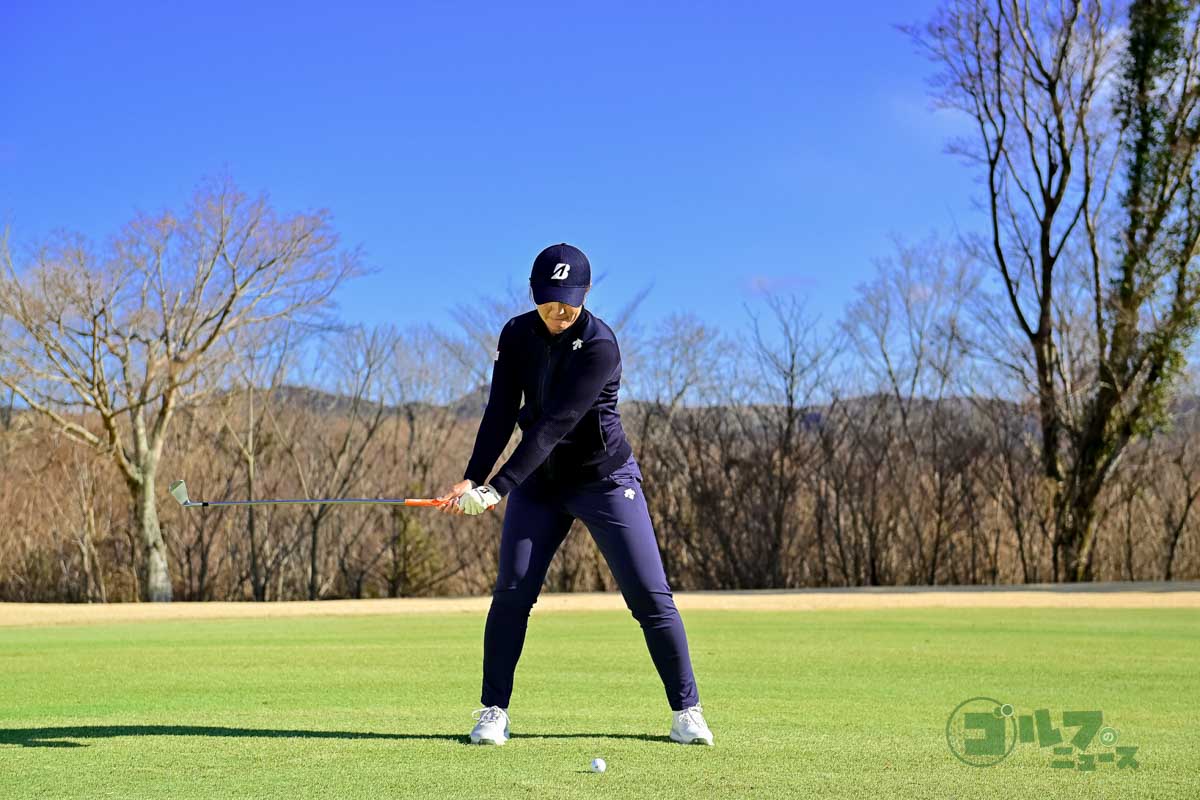 左ヒザを少し前に出すことからテークバックを始め、下半身主導でクラブを上げていく。スイング中は両手と体の距離を変えないこと。スリークオーターショットのイメージ。両手が時計9時にくるぐらいがトップ。ダウンスイングの切り返しは左ヒザを元の位置に戻すことから始める　写真:有原裕晶