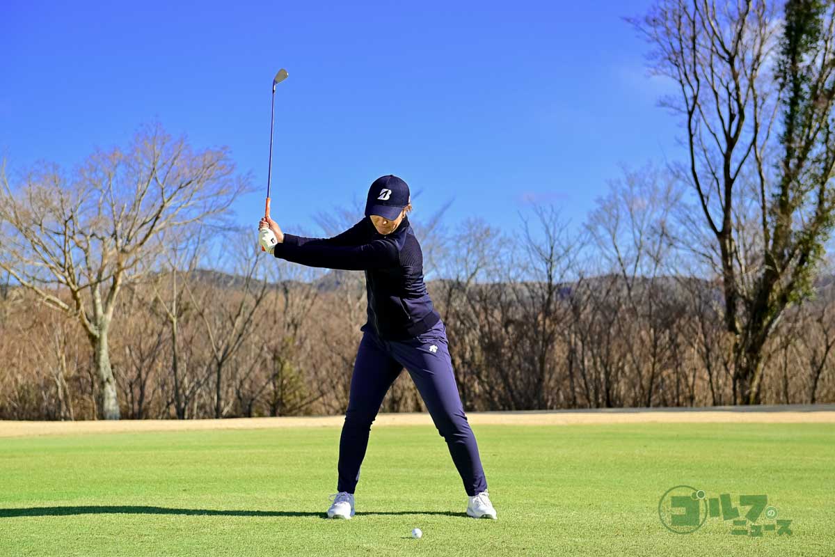 左ヒザを少し前に出すことからテークバックを始め、下半身主導でクラブを上げていく。スイング中は両手と体の距離を変えないこと。スリークオーターショットのイメージ。両手が時計9時にくるぐらいがトップ。ダウンスイングの切り返しは左ヒザを元の位置に戻すことから始める　写真:有原裕晶
