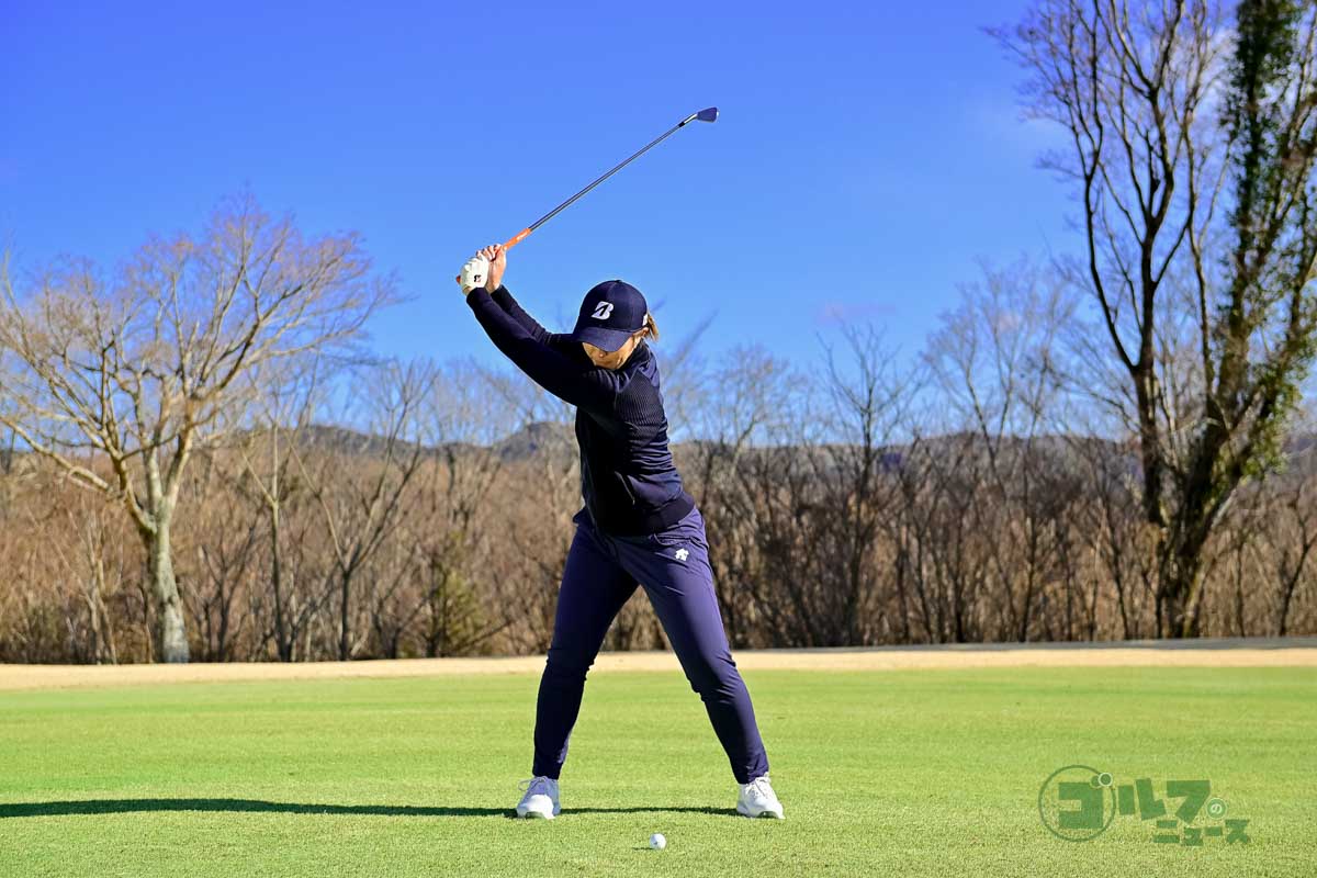 左ヒザを少し前に出すことからテークバックを始め、下半身主導でクラブを上げていく。スイング中は両手と体の距離を変えないこと。スリークオーターショットのイメージ。両手が時計9時にくるぐらいがトップ。ダウンスイングの切り返しは左ヒザを元の位置に戻すことから始める　写真:有原裕晶