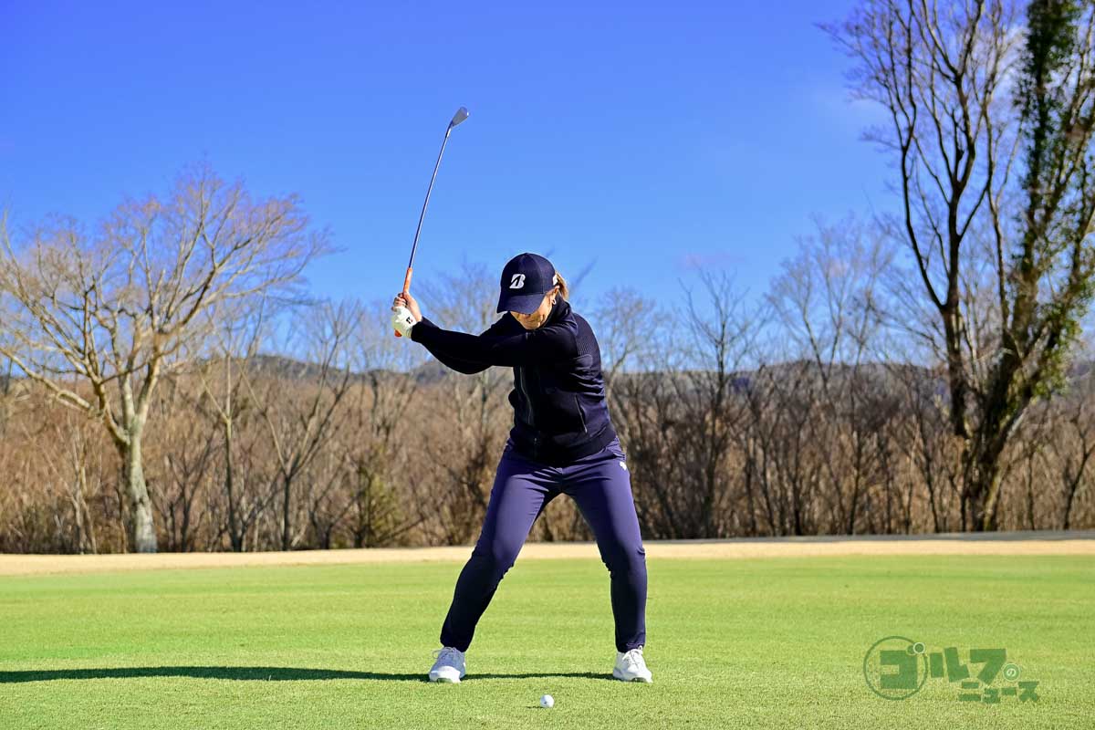 左ヒザを少し前に出すことからテークバックを始め、下半身主導でクラブを上げていく。スイング中は両手と体の距離を変えないこと。スリークオーターショットのイメージ。両手が時計9時にくるぐらいがトップ。ダウンスイングの切り返しは左ヒザを元の位置に戻すことから始める　写真:有原裕晶