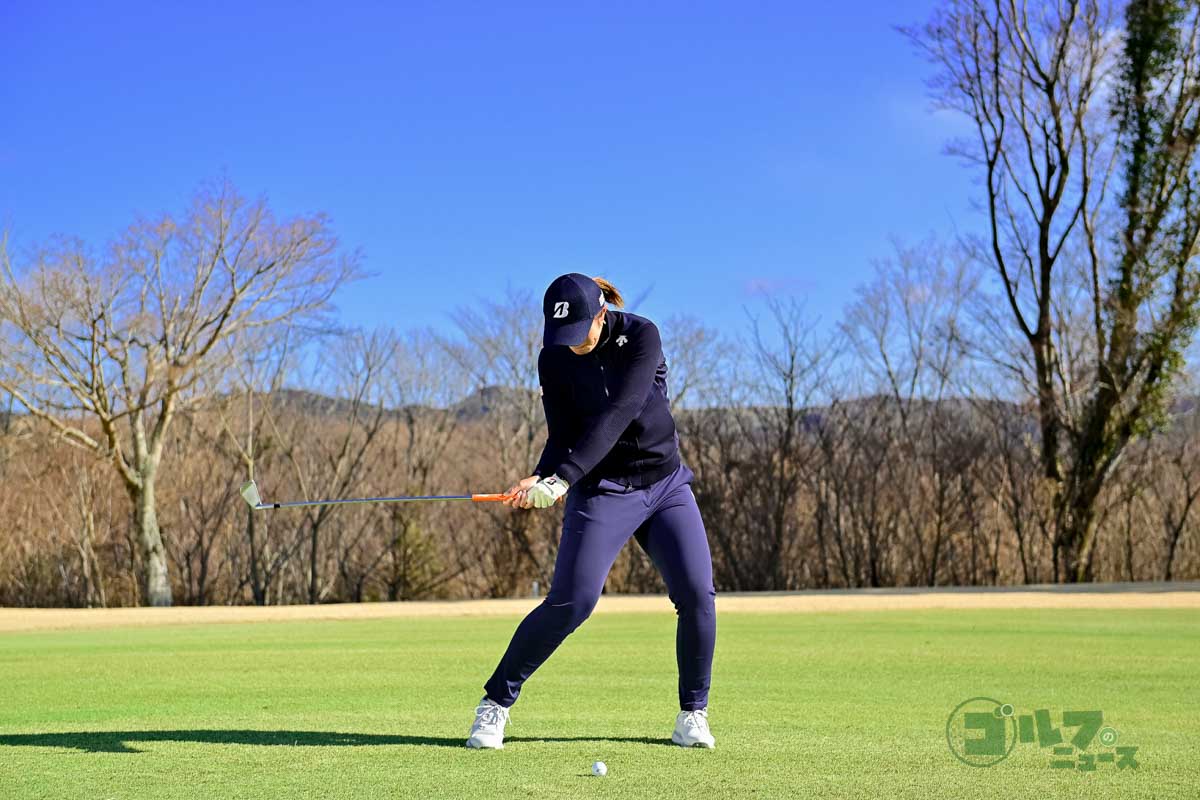 左ヒザを少し前に出すことからテークバックを始め、下半身主導でクラブを上げていく。スイング中は両手と体の距離を変えないこと。スリークオーターショットのイメージ。両手が時計9時にくるぐらいがトップ。ダウンスイングの切り返しは左ヒザを元の位置に戻すことから始める　写真:有原裕晶